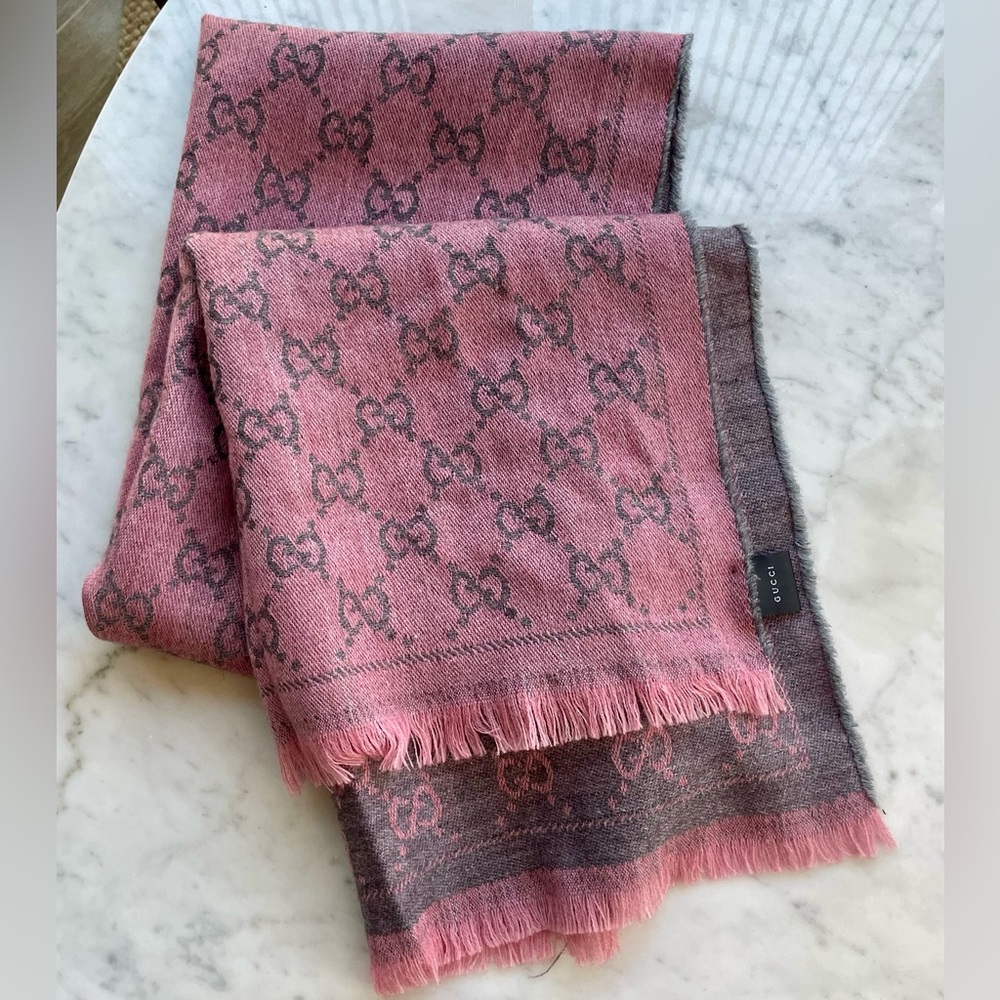 Gucci GG 100% wool wrap/scarf in grey with pink GGs, fringe, L, EUC - Picture 8 of 10